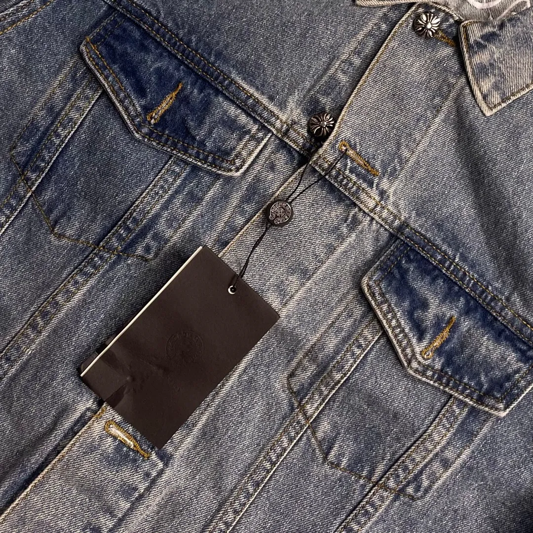 🅿️280 🔘Style No.-KL211 🔘Chrome Hearts𝐂𝐡𝐫𝐨𝐦𝐞 𝐇𝐞𝐚𝐫𝐭 CH Sanskrit embroidered cross patch leather denim jacket* This Chrome Hearts denim piece interprets luxury and trendy craftsmanship with extreme heavy workmanship. Denim fabrics imported from Japan are carefully selected and undergo a high-loss washing process. Each distressed texture retains the natural worn texture, creating a unique vintage tension. The Sanskrit embroidery on the back is presented by Behringer precision machine, and the stitches are three-dimensional and full, restoring the charm of the brand totem. In order to match the distressed aesthetic, everything from the hardware fasteners to the three-label system are independently molded and customized, and the silver thread anti-counterfeiting process is upgraded to ensure full-dimensional reproduction of authentic quality. The iconic cross patch is made of the new season's sheepskin, which is cut with precise laser positioning. The leather is delicate and flexible, forming a texture gap with the microfiber material. The finished embroidery process strictly adheres to brand standards, from leather pre-treatment to stitch length control, fully demonstrating high-grade craftsmanship and presenting unrepeatable collection-level items to fashion players.  Size: S M L XL (46.48.50.52) Color: Blue